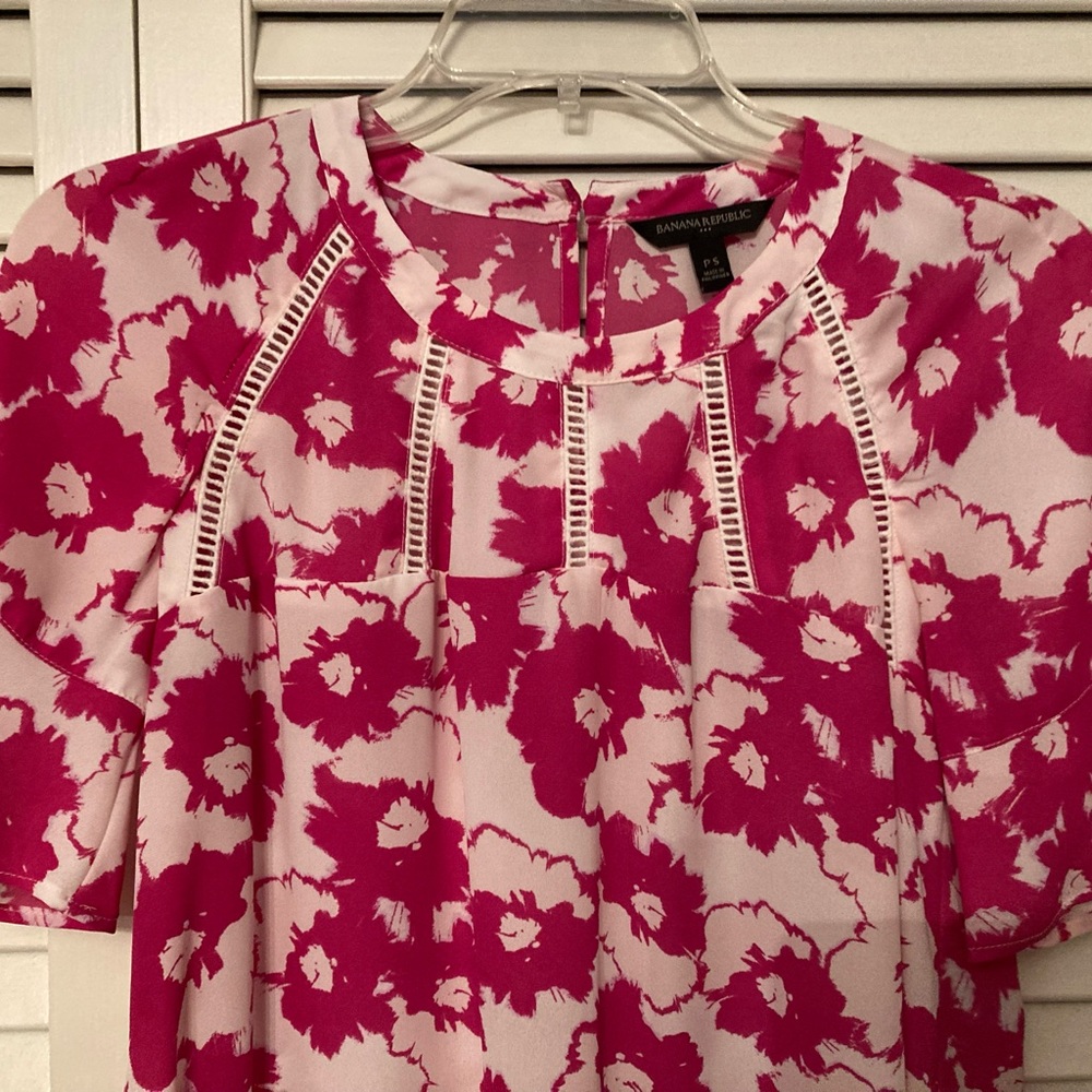 Banana Republic fuschia/white top-Petite Small - Picture 2 of 3